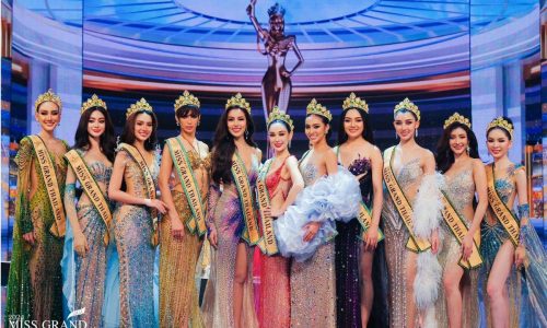 Dentes caem ao vivo em concurso de beleza e reação da candidata surpreende